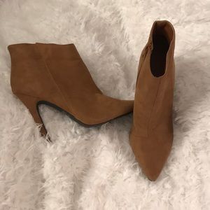 Never Worn- Women’s Sz 9 Ankle Boots!!